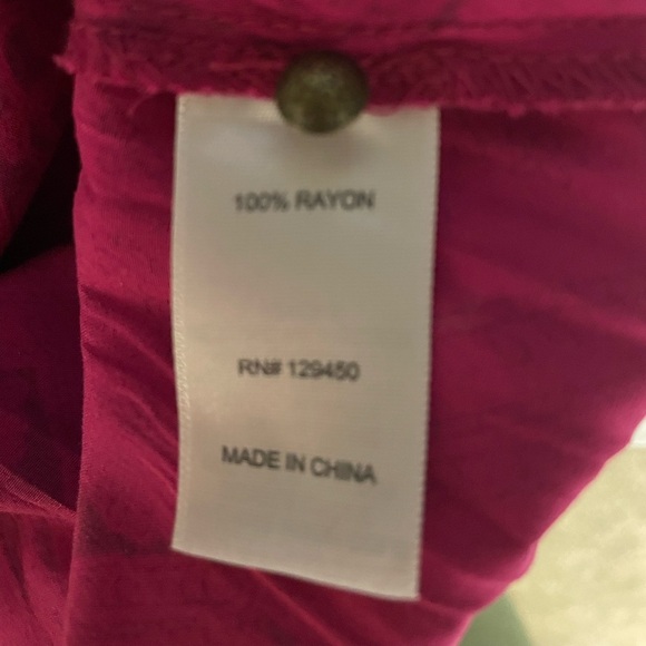 EUC St.John's Bay Women's Raspberry Blouse Floral LS V Neck Elastic Waist - Picture 3 of 7